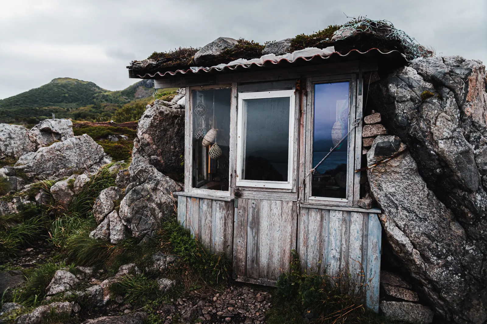 Eine alte Steinhütte mit Holzfront in Hadseløya in Norwegen