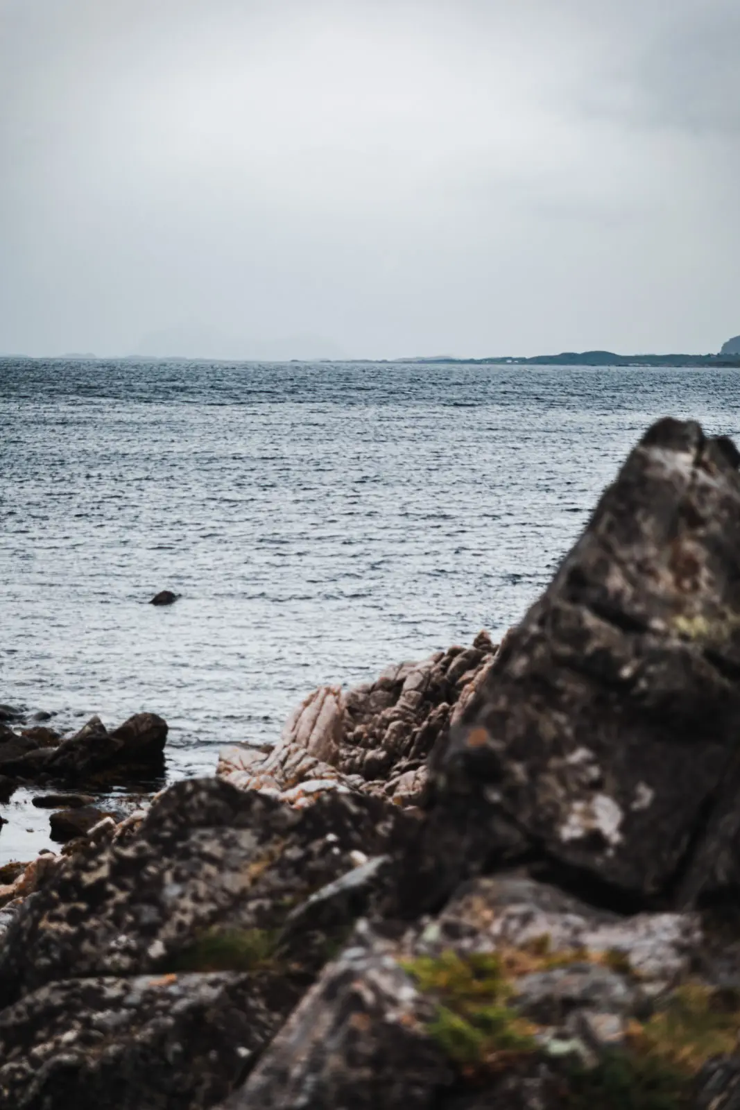 Blick auf das Meer von Hadseløya