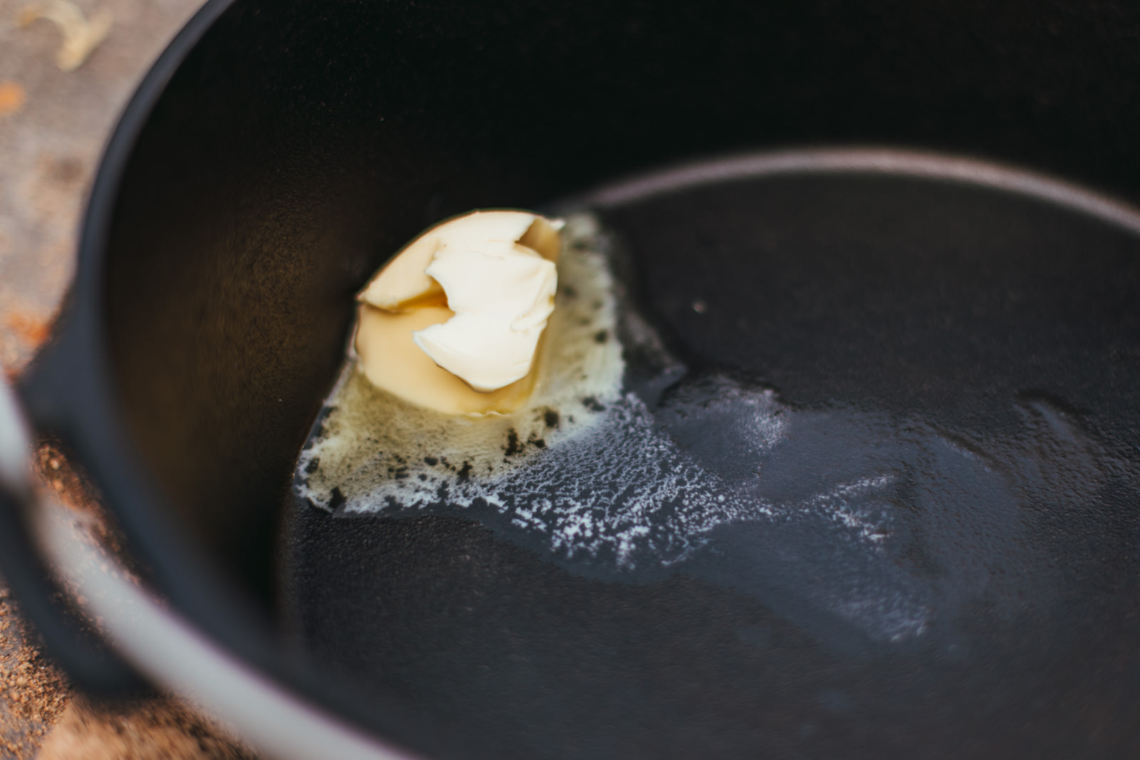 Butter schmilzt in einem Dutch Oven von Petromax