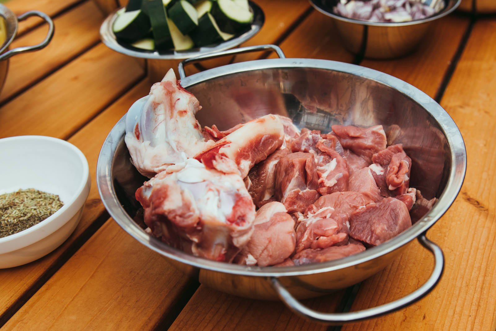 Lammfleisch in Stücken für den Dutch Oven vorbereitet