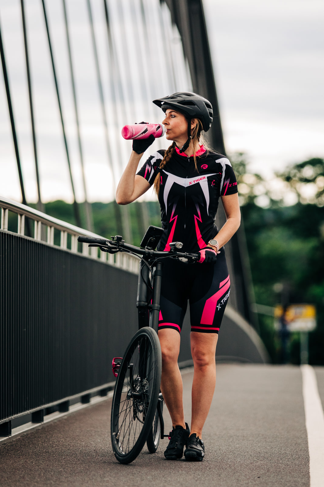 Frau trinkt aus Fahrradtrinkflasche