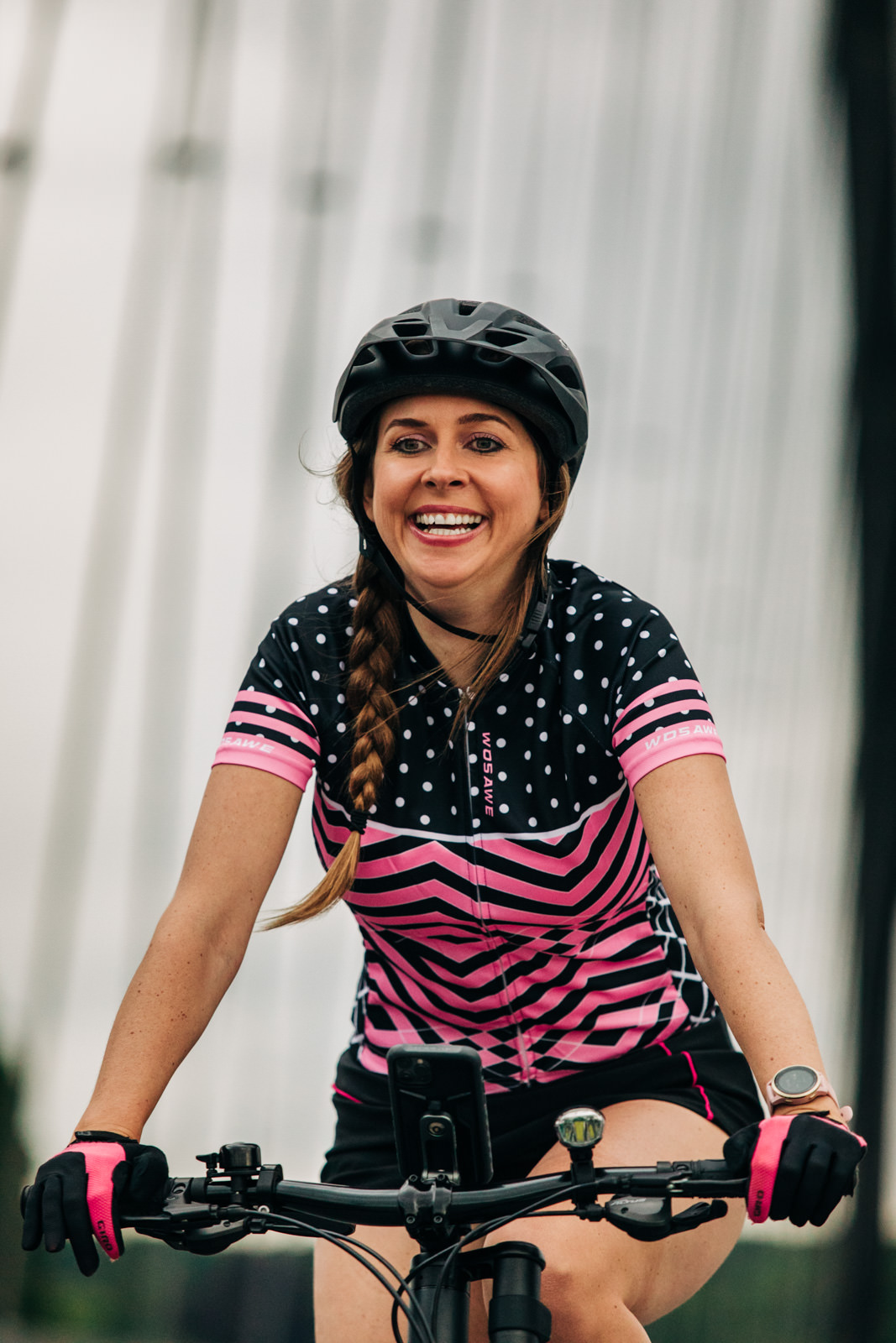 Frau fährt lachend Fahrrad
