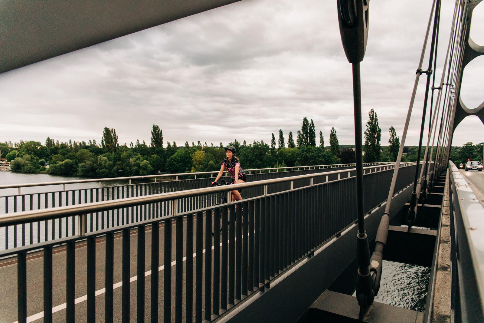 Frau fährt Fahrrad auf Honsellbrücke
