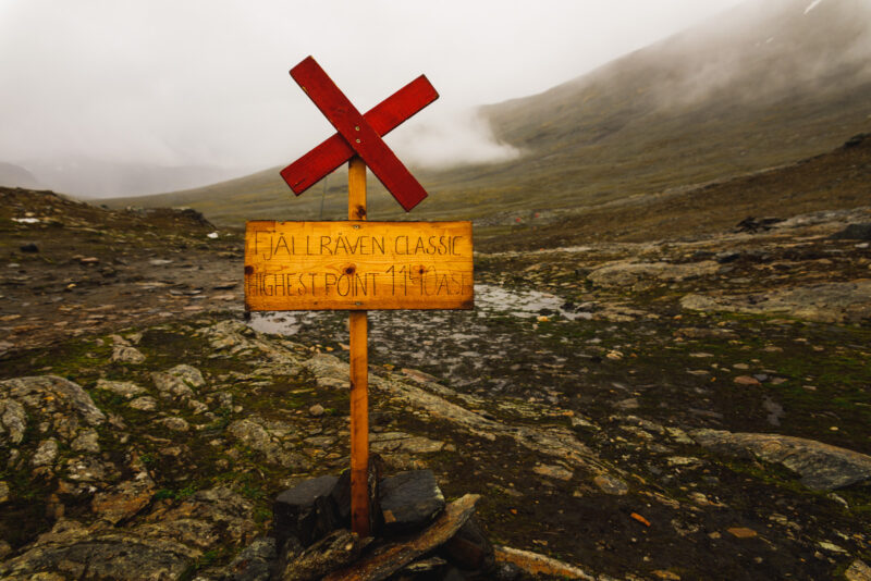 Schild des höchsten Punkts beim Hütte auf dem Tjäktja Pass beim Fjällräven Classic