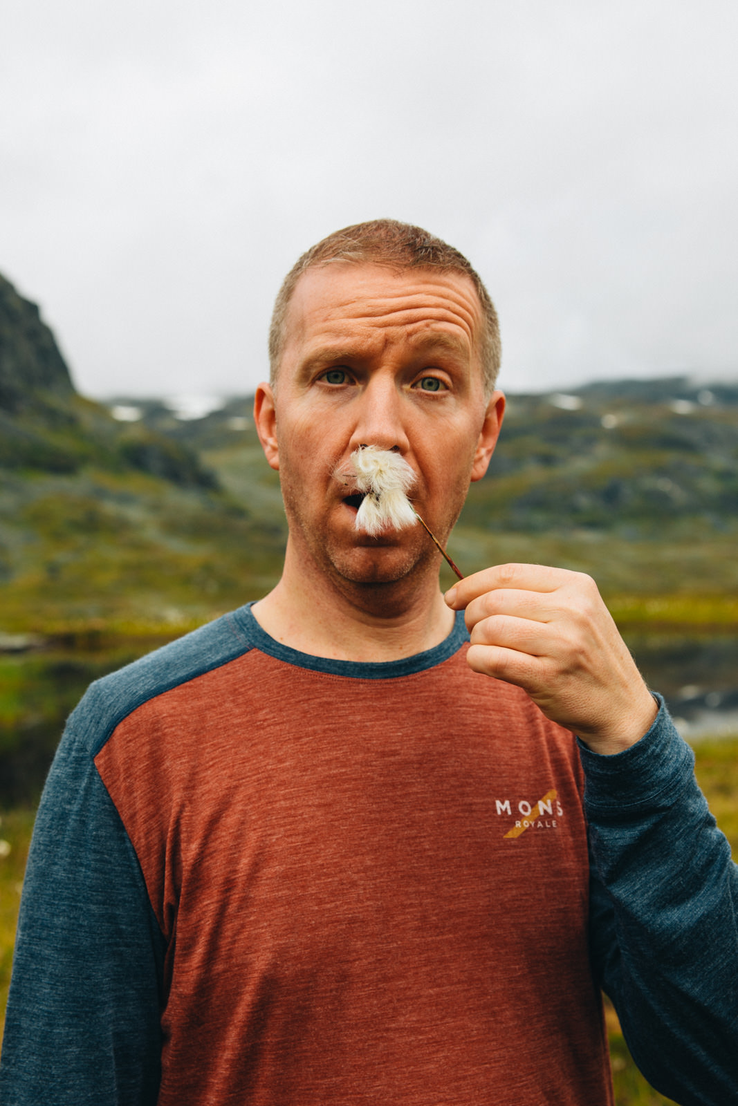 Mann hält sich Puschelblume vor die Nase in Schweden