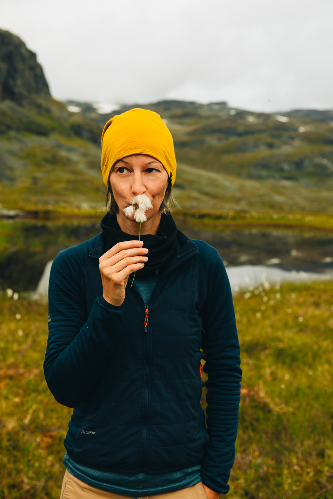 Frau hält sich Puschelblume vor die Nase in Schweden