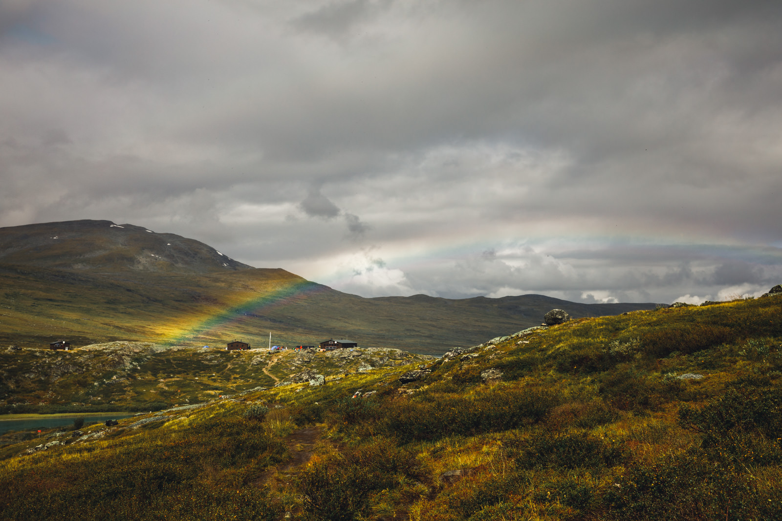 Bergstation Alesjaure mit Regenbogen beim Fjällräven Classic