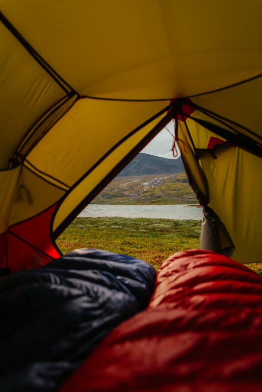 Blick aus dem Zelt von MSR mit Schlafsäcken von Western Mountaineering