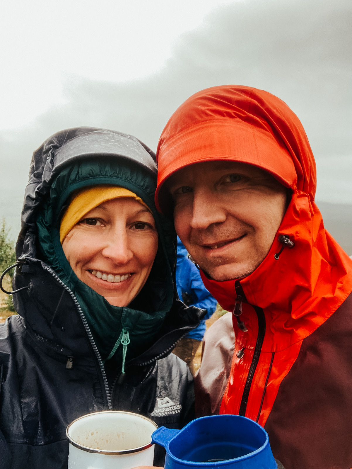 Mann und Frau beim letzten Checkpoint Kieron beim Fjällräven Classic im Regen auf dem Kungsleden