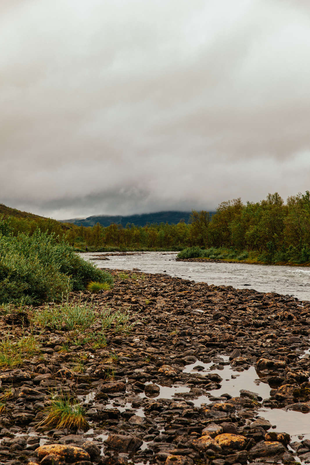 Steiniges Flussufer des Kårsajåkka