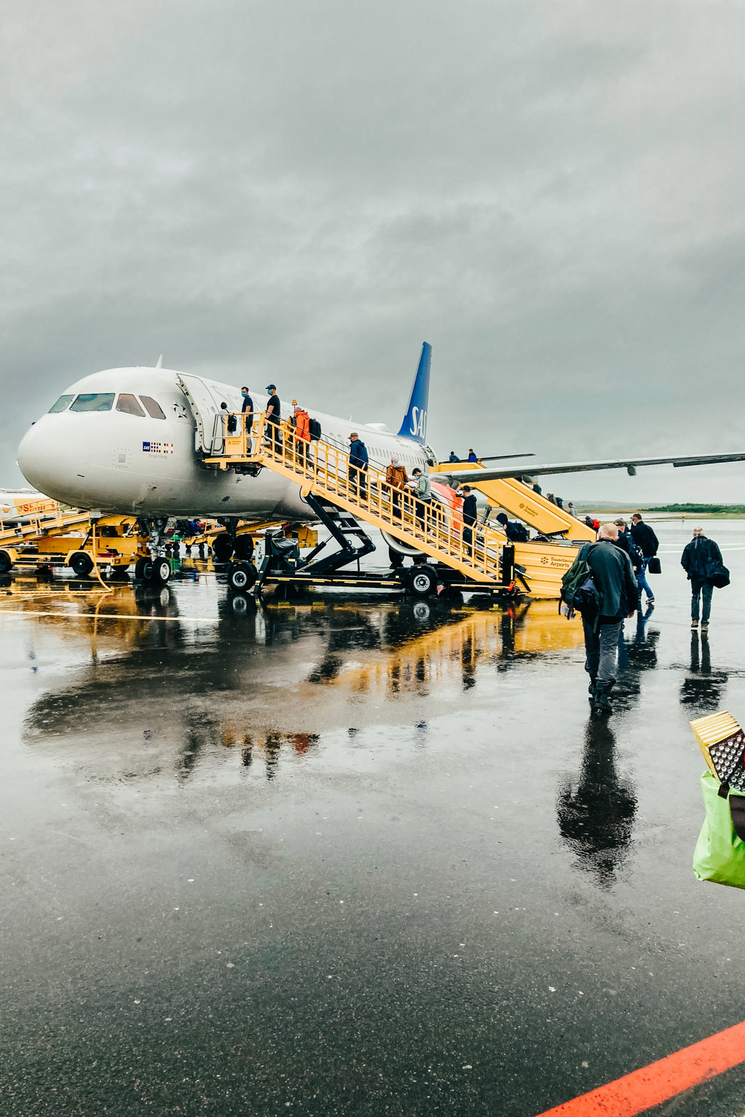 Flugzeug der SAS in Kiruna bei Regen