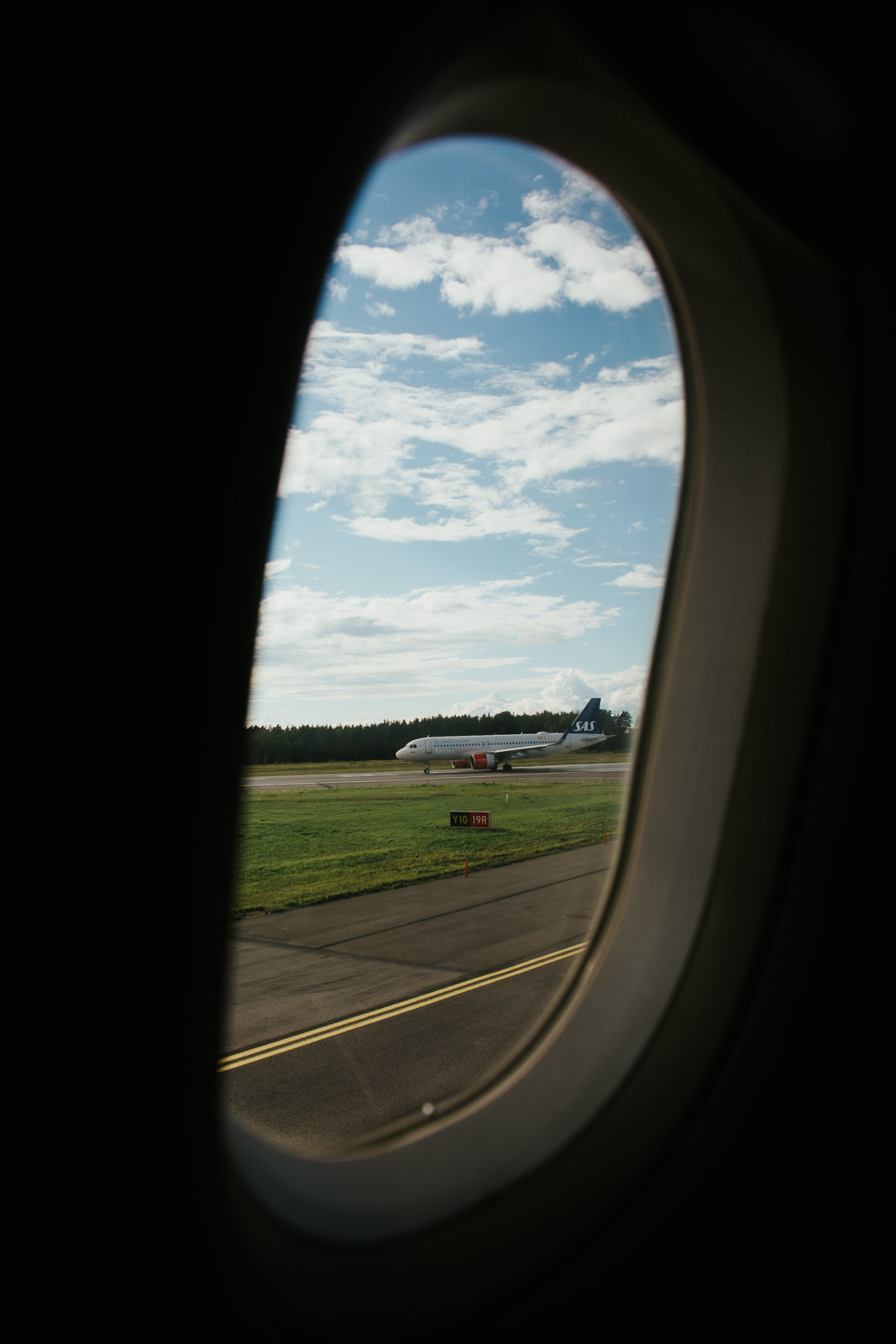 Blick aus dem Flugzeug auf den Flughafen in Kiruna auf eine SAS Maschine