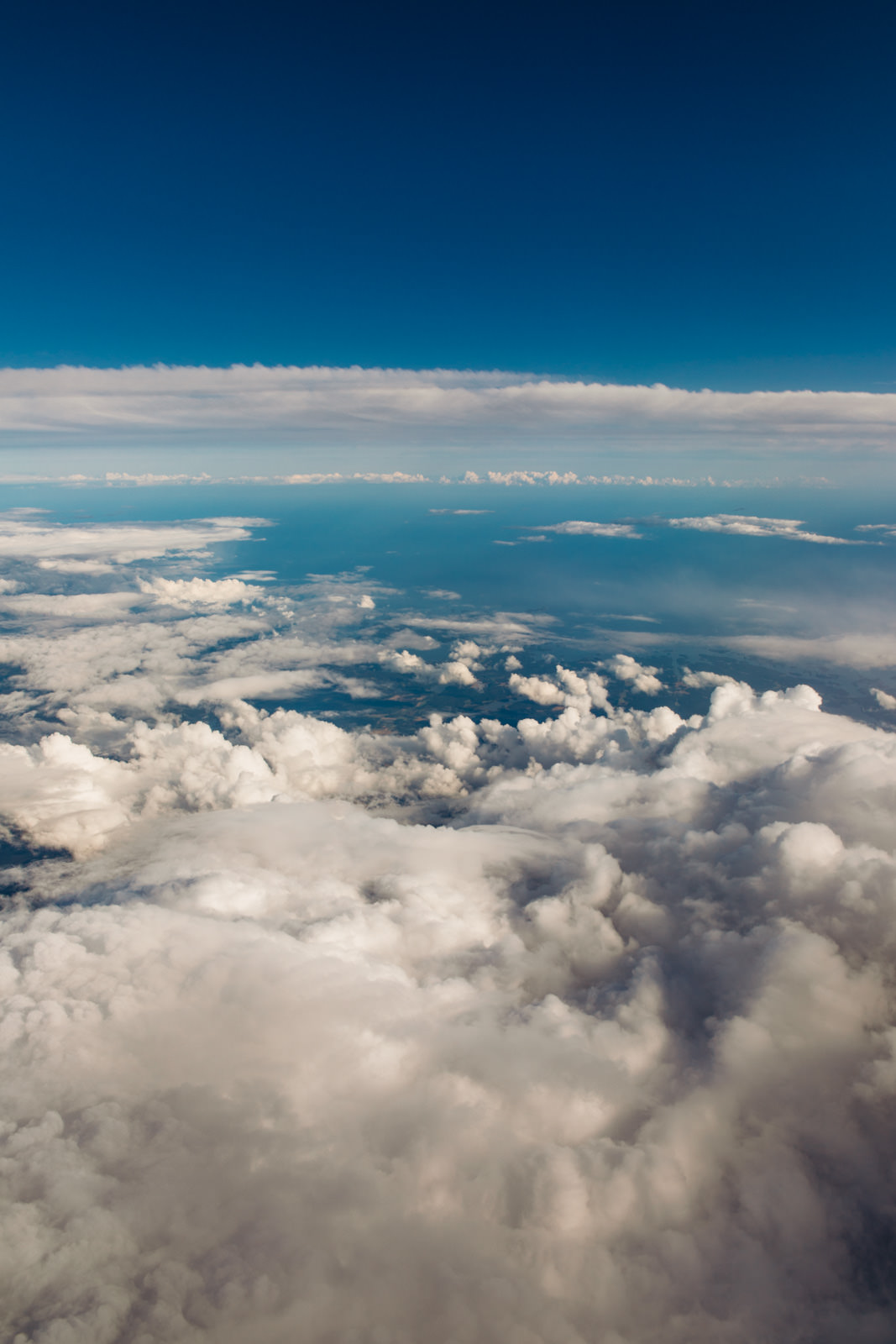 Blick aus dem Flugzeug auf die Wolken mit blauem Himmel