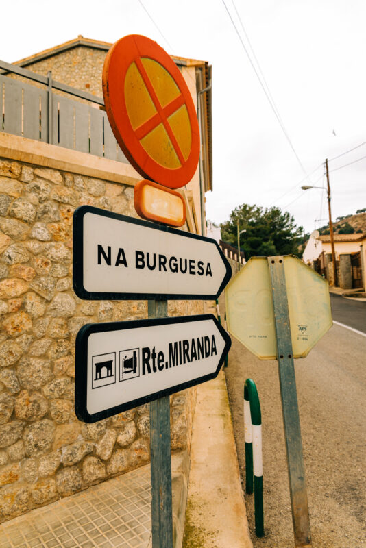Straßenschild Na Burguesa