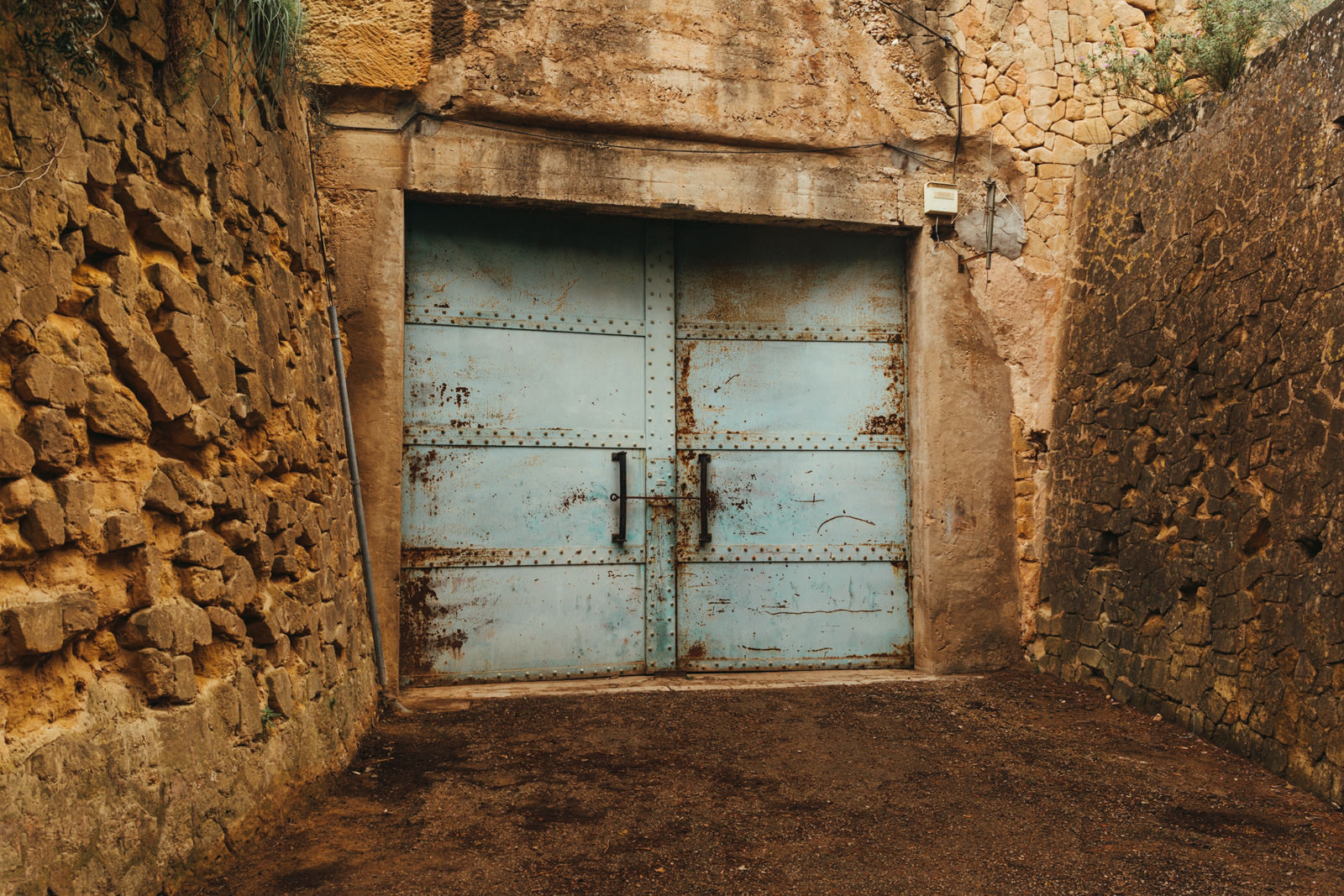 Verschlossener Höhleneingang unterhalb des Castell de Bellver in Palma de Mallorca