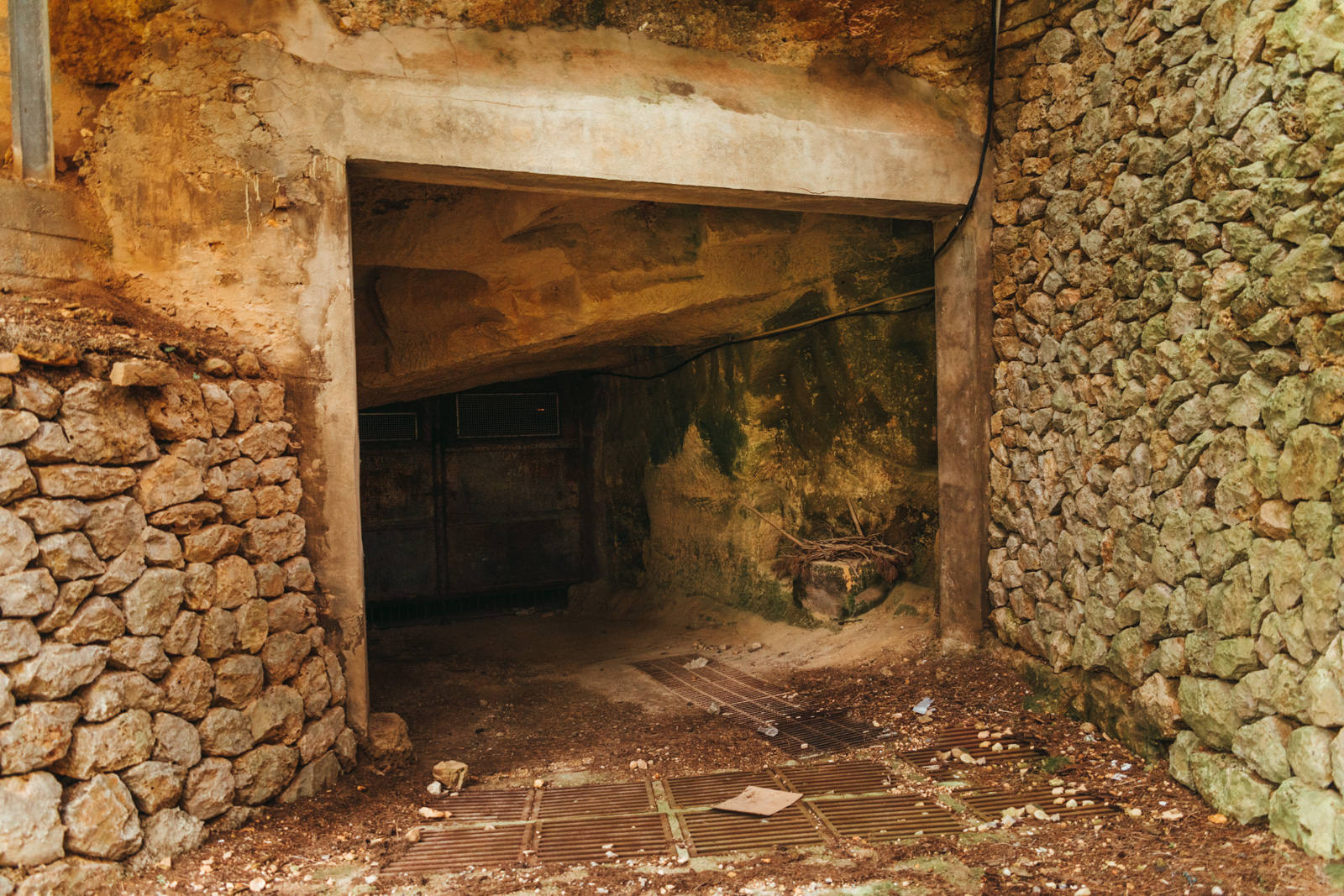 Höhleneingang unter dem Castell de Bellver in Palma de Mallorca