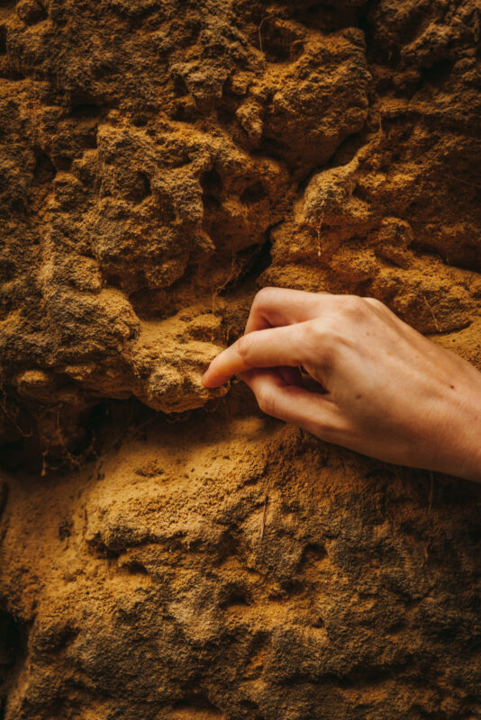 Hand am Sandstein