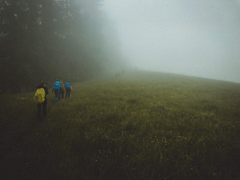 Wanderer im Nebel auf dem Fjallraven Classic Deutschland